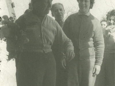 1271_אנשים - חיי יומיום - צולם לתערוכת חג העשרים - 1960 - אמא ון סקסן _רוזין קליפה_ אמא הרץ_שוש בן דוד - פתיחת המתפרה.JPG