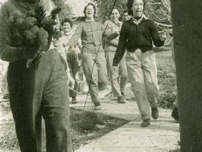 1272_אנשים - חיי יומיום - צולם לתערוכת חג העשרים - 1960 - אמא ון סקסן_ רות זהבי לאה נ_ רוזין - פתיחת המתפרה.JPG