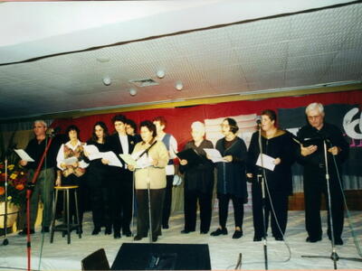 1471_חג ה-60 שנת 2000 - מסיבה בחדר האוכל -  המקהלה.jpg