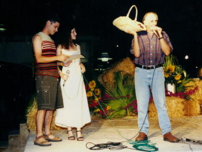 1482_חג הביכורים 2002 יגאל צור וגלי ועלם בן דרור.jpg