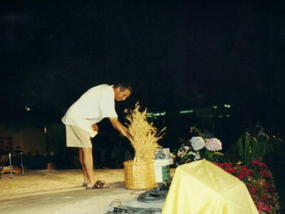 1484_חג הביכורים  הלל אגסי2002.jpg