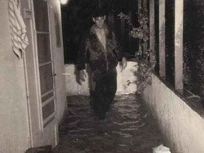 2129_42. מרדכי פימנטל 1963 בשיטפון.jpg