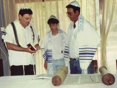 2297_60. עליה לתורה 1991_ עמי פורטנוי_ ירדן פורטנוי ויורם ביגר.jpg