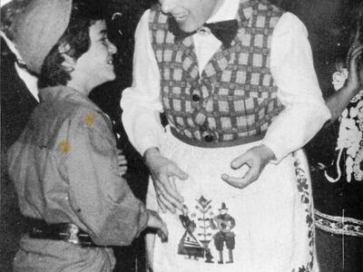27. חדוה פלד עם זיו שלזינגר בפורים 1975.jpg