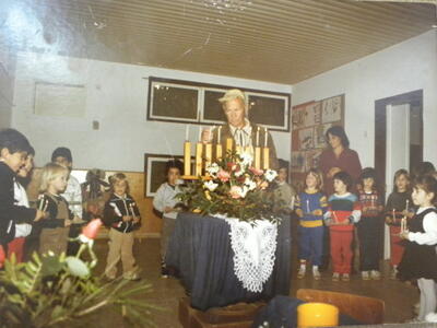 386_יצחק שלח מדליק נירות בגן הגננת שול י1980-85 .jpg