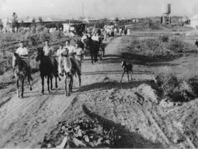 4195_005.שבועות.על הסוסים מימין  אפי פרום_ חנן פלד וזאב (זאבקו).jpg