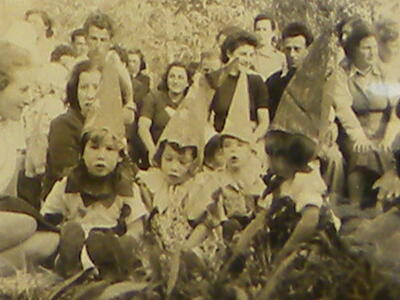 462_1947 חוגגים הילדים עם יהודית אוסטרר מאחור קפסי וגוטרא.jpg