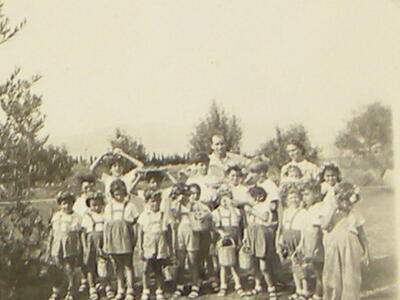 470_חג הביכורים - 1947 סלינו בידינו הבאנו   אבי אוסטרר ולאה רפפורט.jpg