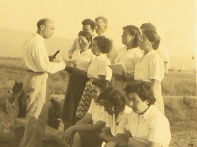 484_חג הביכורים - ירי מנצח על המקהלה   1947.jpg