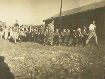 494_חג הביכורים - צועדים בסך   1947.jpg