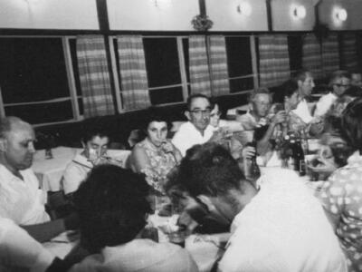499_חג העשרים לשדה נחמיה 1960  - אסתר ומנחם מנצר טובה וצבי נעם יצחק ועפרה פימנטל בחדר אוכל.jpg