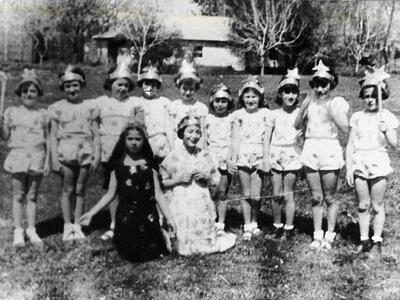 5. קב' תמר בהצגה טיסה אל הירח 1957.jpg
