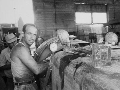 5479_  הרמן ליד המרסס של המטע.jpg