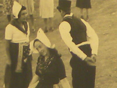 71_15_חתונות -נישואים ריקוד הולנדי במרכז יונה גורן 1946-7.jpg