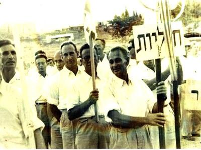 מצעד אחד במאי זאב ברגר נושא את אות הקוממיות