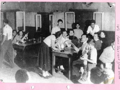 ארוחה אחרונה בחדר האוכל הראשון 1957 - מזוהים: עומדים - ראובן קליפא (עומד), גבריאל דיבו, חוה יוגב, יושבים - בלהה כהן, יוסף רינגולד (ריכי), משה אוסטרר, דוד זוננפלד, צילי רינגל