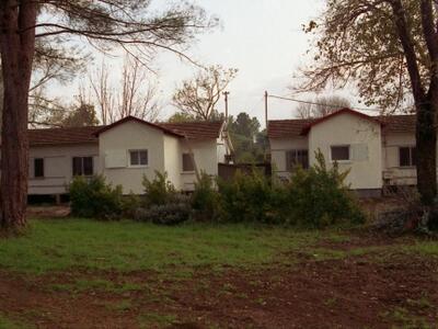 8102_בחצר הקיבוץ  (צולם ב-1995) מס-4200765.jpg