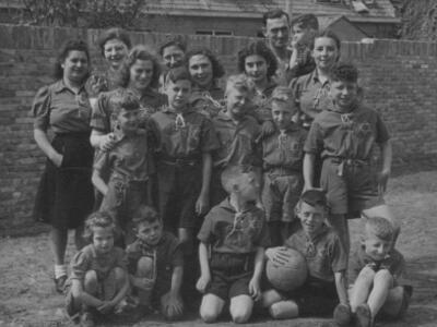 8928_1946-7  אברהם בחולנד בבית דינה עם מרים וגדעון סלייפר.jpg