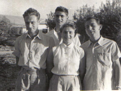 9542_אברהם גרצר_ אורי_ נורית וריכי חוליות 1955.jpg