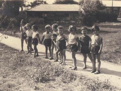 9969_187. יום_הילד קבוצת תמר ואילה - חלקי 1953- צילם אבי אוסטרר.jpg
