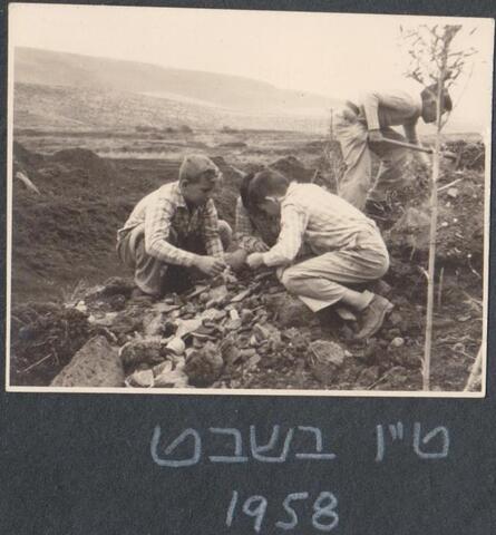 כלנית אלבום 3 - מימין גיורא פלד אוריאל בן אריה  טו בשבת 1958.jpg