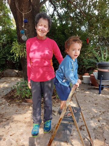 עליזה עם נכד.jpg