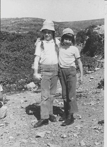 קבוצת שקד - 120. זוהר ורונית בהרי נפתלי אפריל 1974.jpg