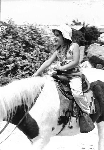 קבוצת שקד - 99. סיגל מצר בחוות ורד הגליל 1974.jpg