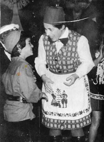 27. חדוה פלד עם זיו שלזינגר בפורים 1975.jpg