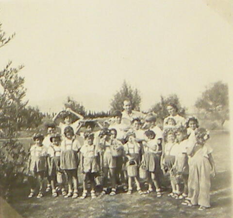 470_חג הביכורים - 1947 סלינו בידינו הבאנו   אבי אוסטרר ולאה רפפורט.jpg